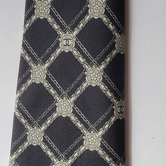 CHANEL Men's Vintage Tie 100% Silk Made in Italy black with cameillas & CCs - Picture 3 of 5